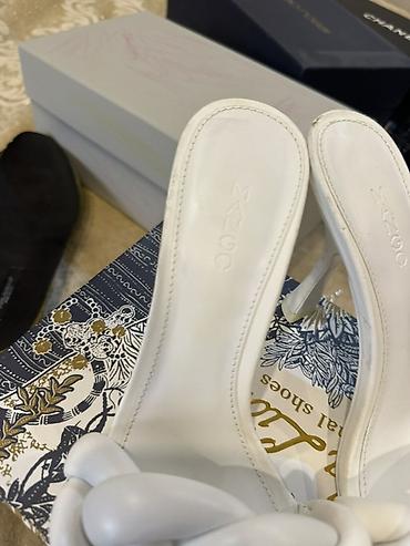 sendel: MANGO qadın nalı dabanlı sandal - Rəng: ağ - Model: kvadrat burunlu — 1