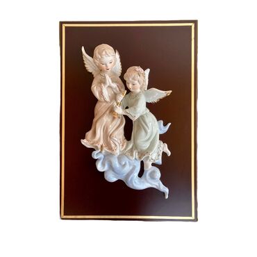 картины из дерева: Отличный подарок - панно с фарфоровыми ангелами на доске красного