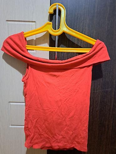 stradivarius farmerke: Bakıya çatdırılma mövcuddur. Qırmızı rəngli qadın bluzu. Çiyinləri — 3