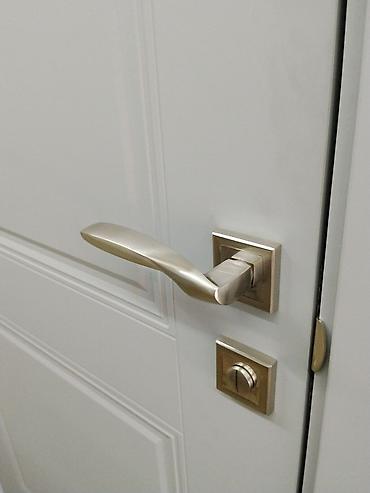 wc: Дверная ручка с поворотной защёлкой (WC) на квадратных розетках - — 3