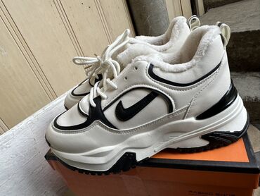 срочно продаю в связи с переездом: Мужские кроссовки, 39, Nike, Новый, цвет - Белый, Самовывоз