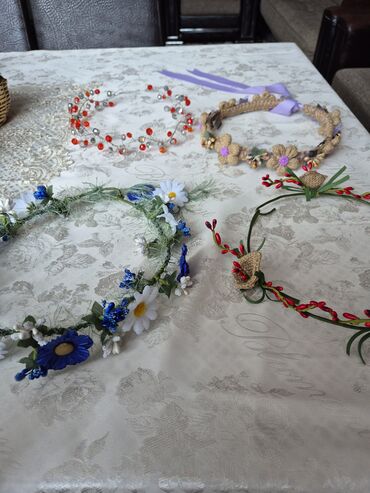 Saç aksesuarları: Abadoklar və çələnglər . Hərbirindən əldə var. Əl işidir və təkdir — 7