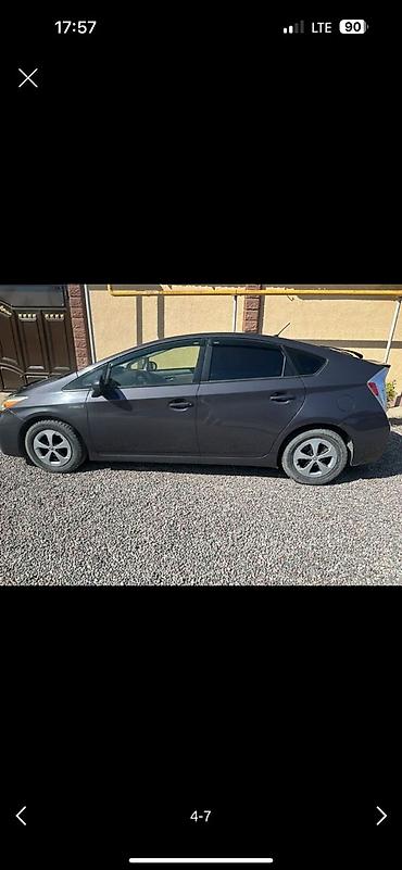 вдоль реки: Toyota Prius: 2015 г., Гибрид, Хэтчбэк — 4