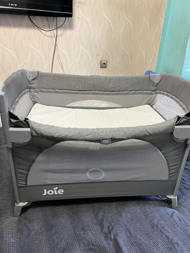 Манежи-кровати: Детский кровать от фирмы joie 
Состояние отличное