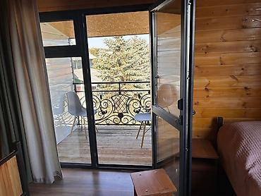 комнаты в чолпон ате: Сдаются номера в центре г. Чолпон-Ата с видом на озеро и горы. Очень — 1