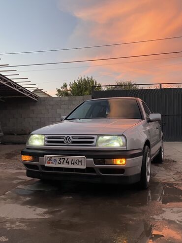 авто внедорожник: Volkswagen Vento: 1995 г., 1.8 л, Механика, Бензин, Седан