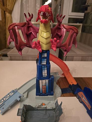 Avtomobil satışı: Hotwheels oyun yolu və bir dənə maşın. maşınları əjdahanın qarnına — 2