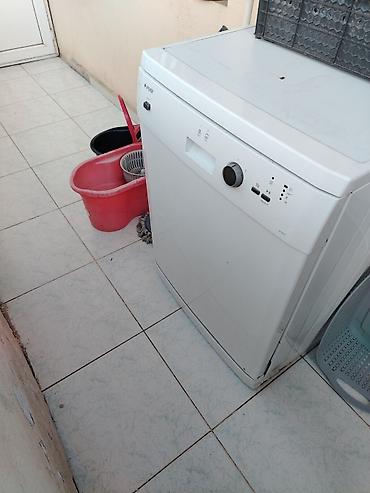 Qabyuyan maşın – ağ rəng, sərbəst quraşdırılan tip. Xüsusiyyətlər: -
