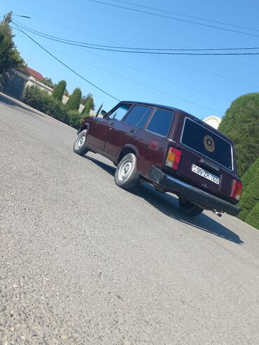xacmazda ucuz avtomabiller: VAZ 2104 universal, tünd-bordo rəng. Klassik kuzov, 5 qapı, geniş