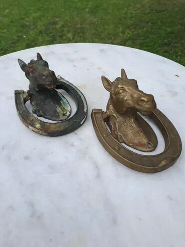 Ostali antikviteti: Bronzani zvekir, prodaju se u vidjenom stanju. Cena za konje 10000 — 11