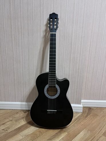 Звуковое оборудование: Klassik akustik gitara – kəsik korpuslu (cutaway), qara rəng