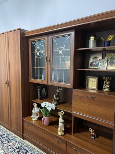 Другие мебельные гарнитуры: Продается горка б/у в отличном состоянии. Высота-220 см глубина шкафа