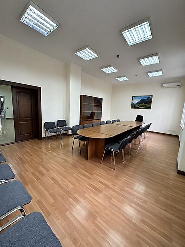 Аренда офисов: Сдаю Офис целиком: 300 м², В жилом комплексе, С ремонтом, Первая линия, С отдельным входом, С отдельным санузлом — 26