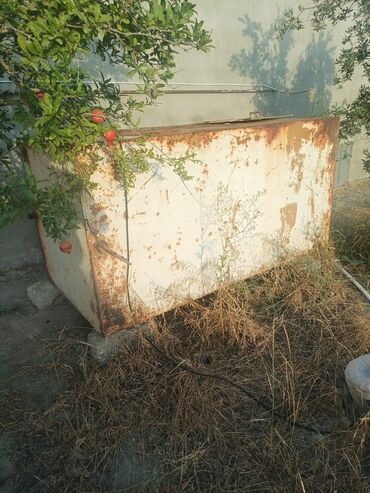 Şitillər: Böyük həcmli, düzbucaqlı formada, paslanmış metal su çəni. Üst