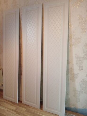 Özü yapışan divar kağızları: Məhsul: Dekorativ qapı/panel dəsti (3 ədəd) Təsvir: - Rəng: Ağ, mat