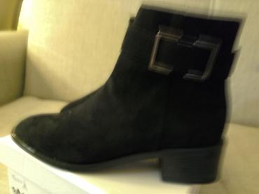 uggs beograd: Cipele,crne,sa dekorativnom snalom.Sasvim nove,velicina 39.Kopcanje — 2