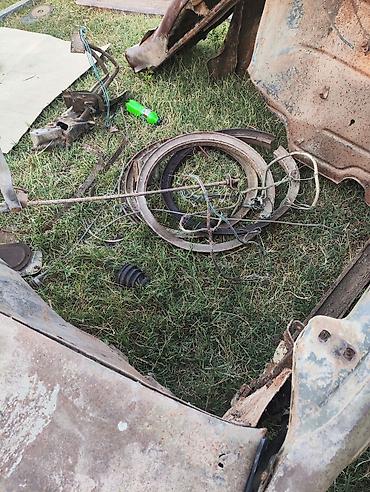 бампер на гольф 2: Köhnə model avtomobillər üçün paslanmış metal hissələr. Bu hissələr — 3