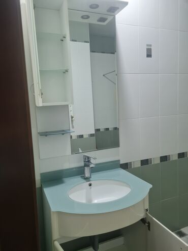 Общие краны, вентили: Bu hamam dolabı güzgü, lavabo və saxlama bölmələri ilə funksional
