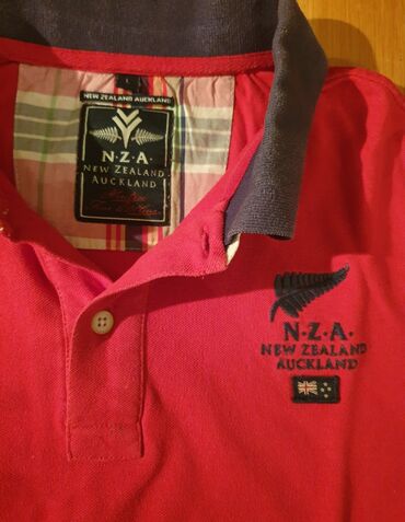 new yorker zajecar: NZA NEW ZEALAND Auckland polo majica crvena sa kragnicom. L velicina