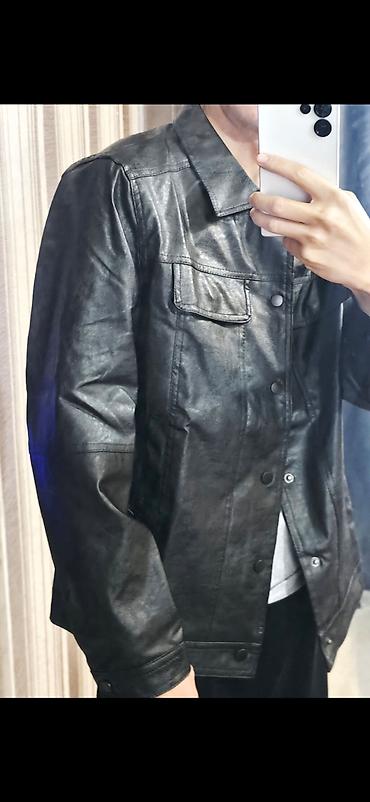Мужская одежда: Мужская куртка чёрной экокожи в стиле denim. Посадка универсальная — 3