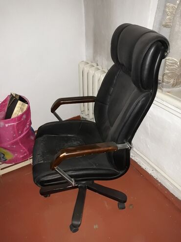 стол и кресло: Кресло руководителя, Офисное, Б/у