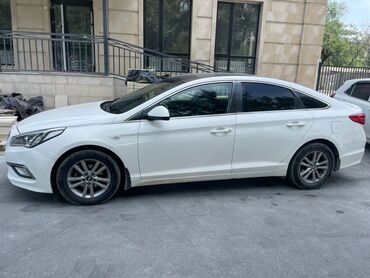 полуавтомат каракол: Автомобиль Hyundai Sonata белого цвета с черной крышей. Этот седан