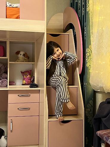 Двухъярусные кровати: Кровать-чердак, выполненная в светлых тонах с розовыми вставками — 10