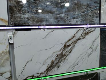 metlax sekilleri: Mərmər görünüşlü keramik plitə. Bu plitə ağ rəngdədir və səthində