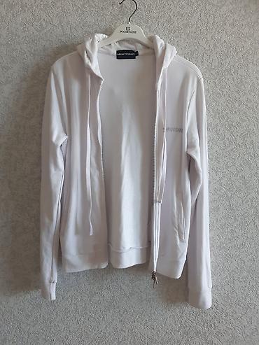Üst geyimi: "EMPORİO ARMANİ" brendi olan kapişonlu üst geyimi. Ag rəngdi. L, XL — 1
