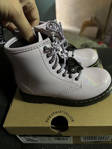 crne elegantne sandale: Dr. Martens 1460 Shimmer Heart Junior – dečje čizme, broj 27. - — 4