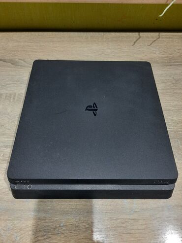 ps4 diskler: PlayStation 4 slim 500gb 2 pult 1 Kamera 1 disk Assassin's creed