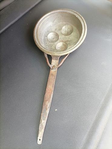 metalac posude za kafu i secer: Stara metalna tava za poširanje jaja (3 ležišta) - Materijal: metal — 2