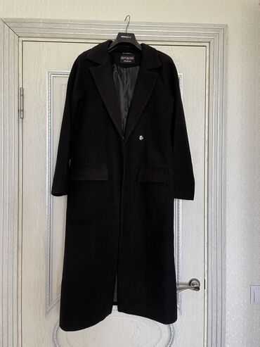 пальто мужская: Женское деми пальто, размер S (42-44). Есть ремень. Состояние хорошее