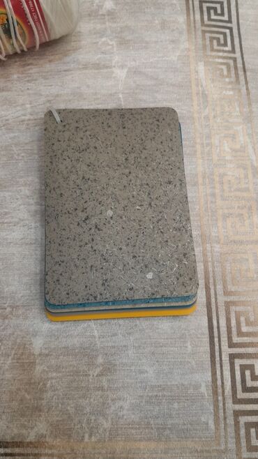 Süni güllər: Müxtəlif rənglərdə və teksturalarda mövcud olan döşəmə nümunələrinin — 8