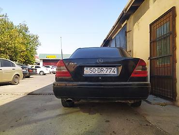 mercedes benz e250: Mercedes-Benz C180 sedan - Korpus: 4 qapılı sedan, qara rəng - Kuzov — 3