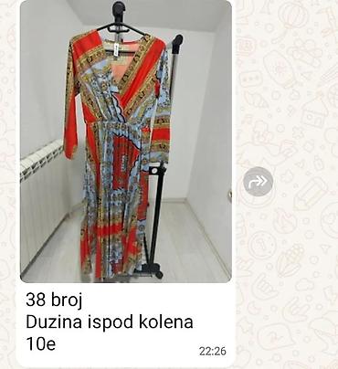 moda mi beograd: - Elegantna crno-bela haljina bez rukava, midi dužine. Kroj naglašava — 2