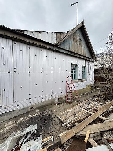 Продажа коттеджей и домов: ✨Продаётся дом в г. Бишкек, район Киркомстром✨ 📐Участок: 2,5 сотки 🏫 — 2