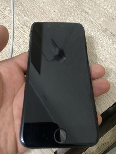 Apple iPhone: IPhone 7, Б/у, 32 ГБ, Черный, Зарядное устройство, Чехол, 80 %