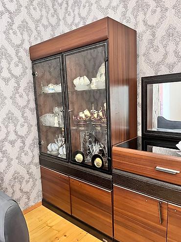 Гостиные гарнитуры: Qonaq otağı üçün vitrinli mebel dəsti Tərkibi: - 1 ədəd ikili şüşə — 4