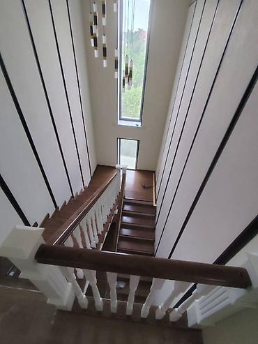 Деревянные лестницы: Деревянная лестница Для дома, Вид дерева: Грецский орех, Форма лестницы: Много-маршевая, Стиль: Классический — 13