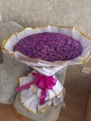 Buket güllər: Böyük ölçülü, xüsusi dizayn bənövşəyi qızılı parıltılı qızılgül