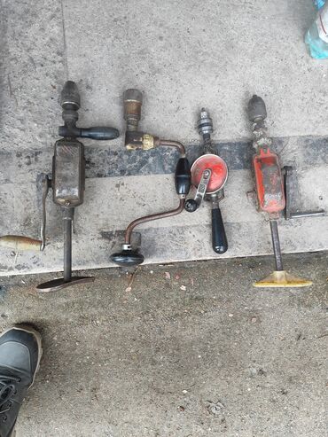 Наборы инструментов: Инструменты советские - молотки по 200 сом; ножницы по металлу большие — 22