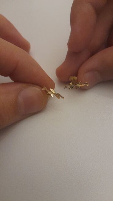 tek qas sirqalar: Qızıldir. 585 prob.miniatür sırğa cütü - Dizayn: şimşək motivli, ön