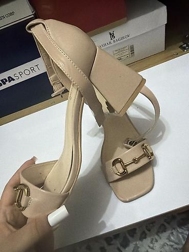 Bej rəngli qadın sandal - Model: kvadrat burunlu, qalın dabanlı