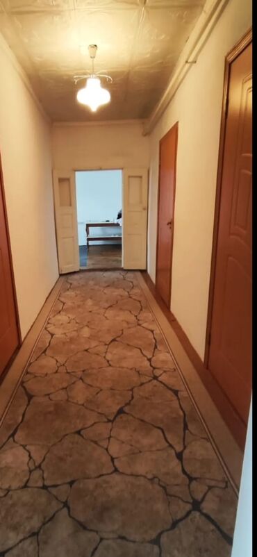 дома в жалал абаде: 70 кв. м, 3 бөлмө, Унаа токтотуучу жай, Сарай, Забор, тосулган
