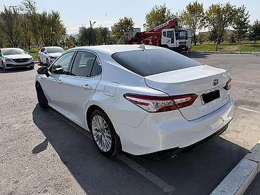 таблетка на 15: Toyota Camry: 2020 г., 2.5 л, Автомат, Гибрид, Седан — 7