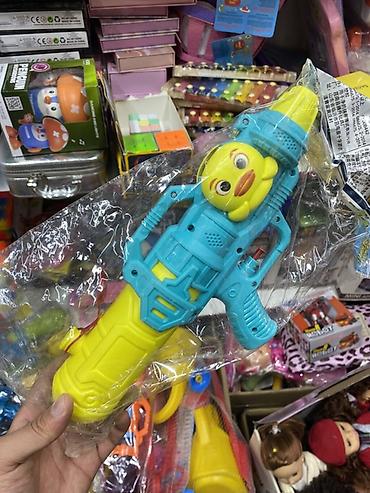 Детский водяной пистолет яркого дизайна с декоративной фигуркой утёнка