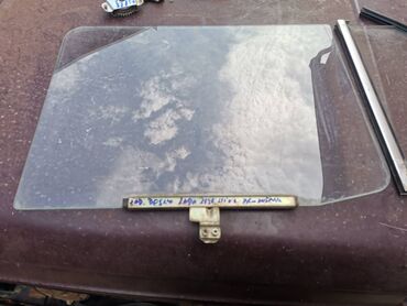 Auto delovi: Staklo desnih zadnjih vrata Lada 2131 Niva produzena. Skinuto sa — 2