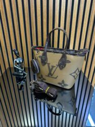 Putni koferi i torbe: Torbe
Cena:4400 din

Veličina:30x20cm
Svaka torba ima serijski broj — 4