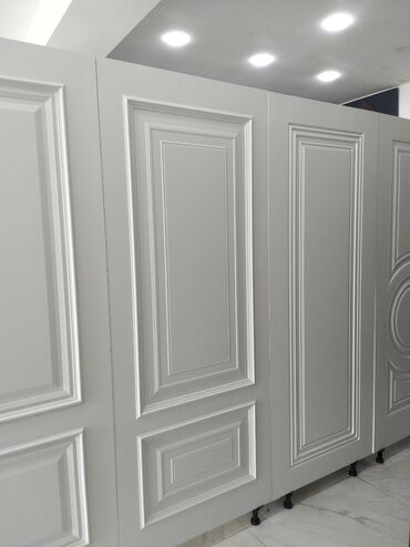 ev üçün qapı: Bu ağ rəngli qapı paneli, hər hansı bir interyerə klassik və zərif bir